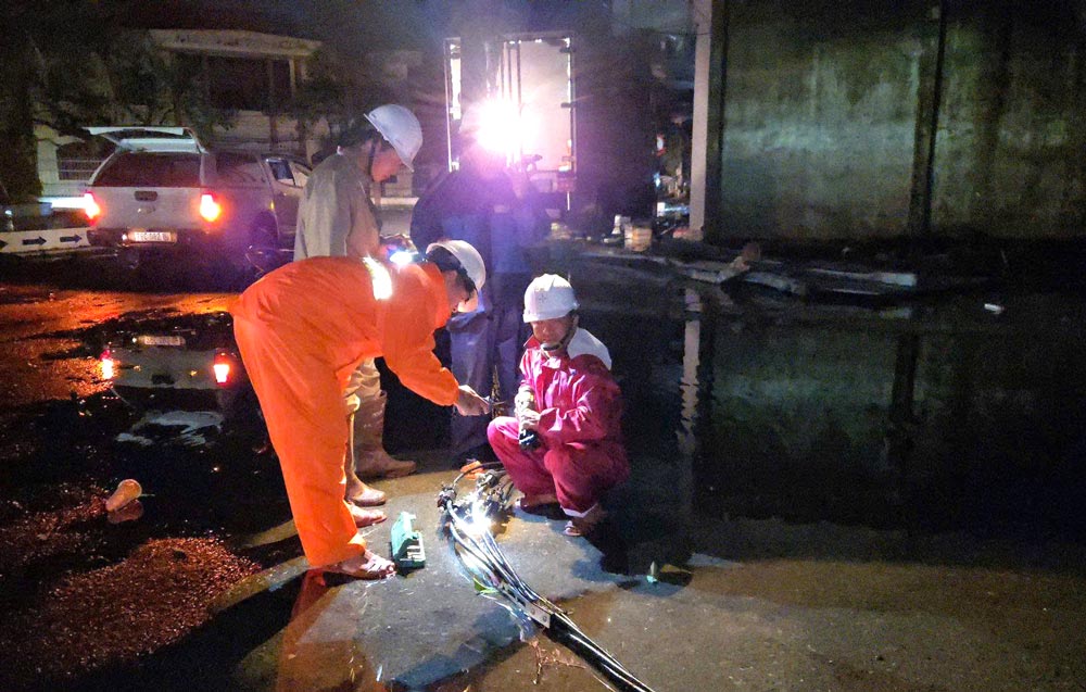 EVNCPC staff fixed the power outage on the night of November 6 for the people. Photo: EVNCPC
