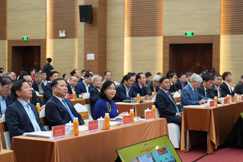 Representantes de los lideres del Partido y el Estado asisten a la Conferencia del Comite Central del Frente de la Patria de Vietnam 5a legislatura X. Foto: Huu Chanh