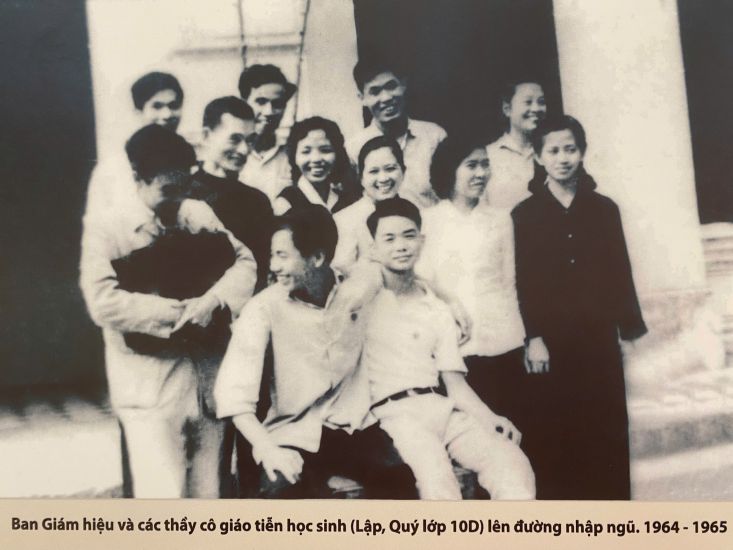 Ban Giam hieu va cac thay co giao tien hoc sinh (Lap, Quy lop 10D) len duong nhap ngu (1964-1965). Anh tu lieu
