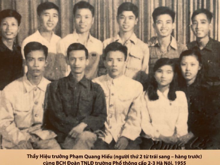 Teachers of Viet Duc High School when it was newly established in 22, at that time the school was called "Hanoi High School for the Gifted". Photo: Mi Lan taken from school documents