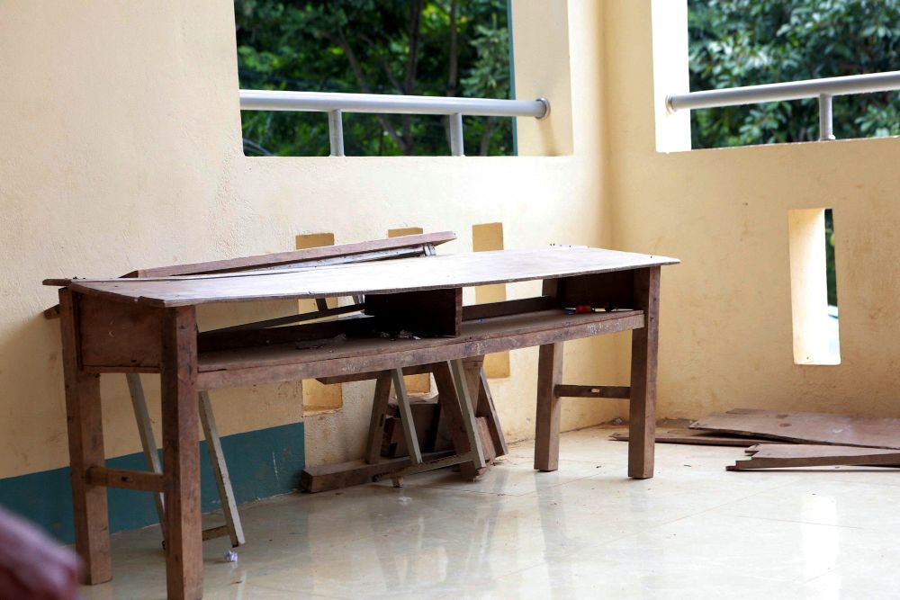 Nhung ban ghe bi hu hong phai khac phuc, sua chua de phuc vu viec hoc cho cac hoc sinh. Anh: Minh Hoang