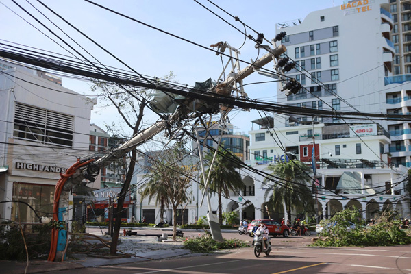 The power pole in Quy Nhon urban area fell after the storm. Photo: Hoai Luan