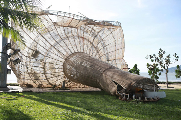 Tru den trang tri hang tram trieu dong cung bi nga hu hai. Anh: Hoai Luan