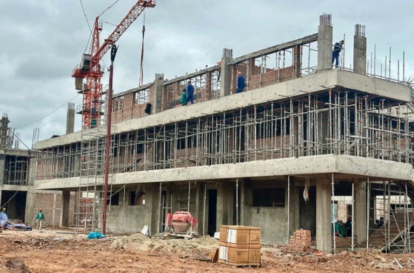 Truong Noi tru Lien cap Si Pa Phin, tinh Dien Bien - ngoi truong dau tien trong so 248 truong tai cac xa bien gioi tren ca nuoc den nay da xay dung duoc tren 50% khoi luong. Anh: Pham Trung