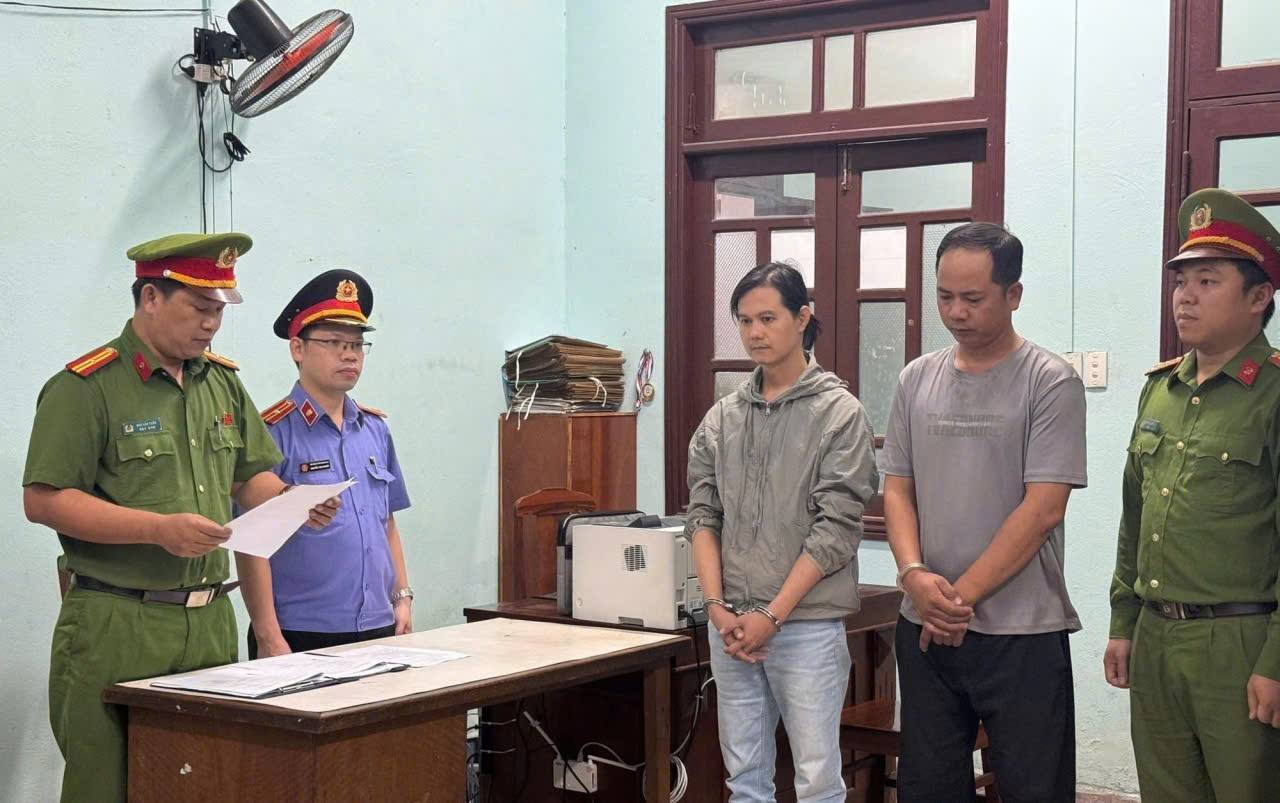 Cong an Da Nang khoi to bat tam giam hai doi tuong lien quan vu hanh hung tai xe cong nghe giua pho. Anh: CACC