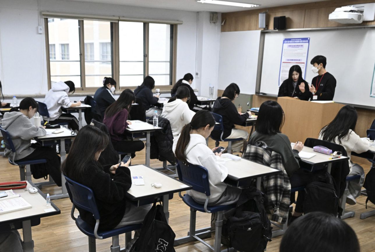 Despite a large investment with high expectations, the AI textbook program is a failure in Korea. Photo: AFP