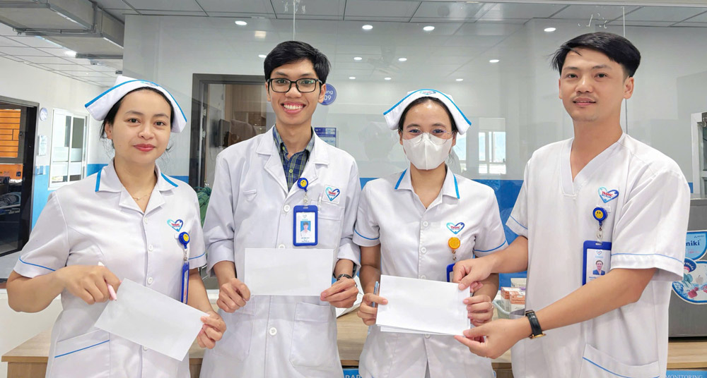 The Trade Union of Tam Tri Quang Nam General Hospital (Da Nang) presented gifts to encourage union members after the flood. Photo: Da Nang Trade Union