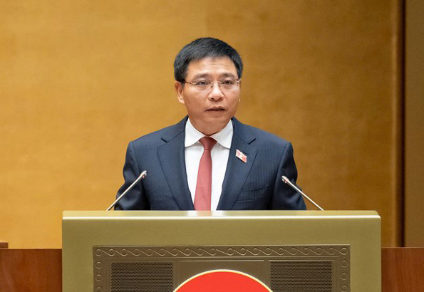 Minister of Finance Nguyen Van Thang presented a summary of the Draft Law on Planning (amended). Photo: Quochoi.vn