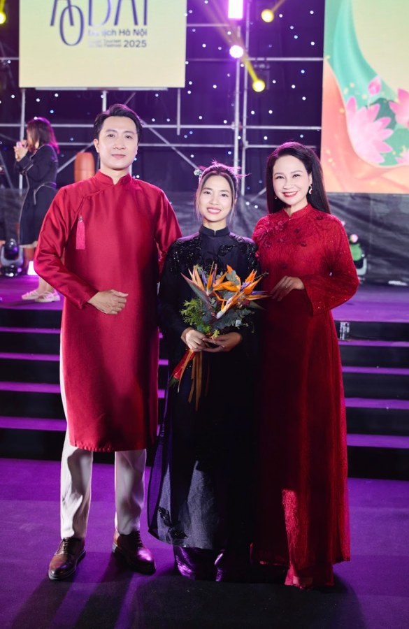 Nha thiet ke Quyen Nguyen (giua). Anh: Nhan vat cung cap