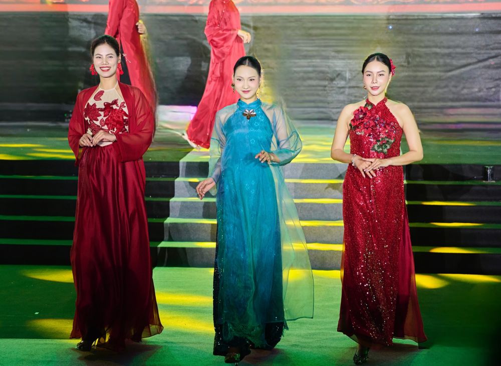 Cac thiet ke yem, ao dai cua nha thiet ke Quyen Nguyen. Anh: Nhan vat cung cap