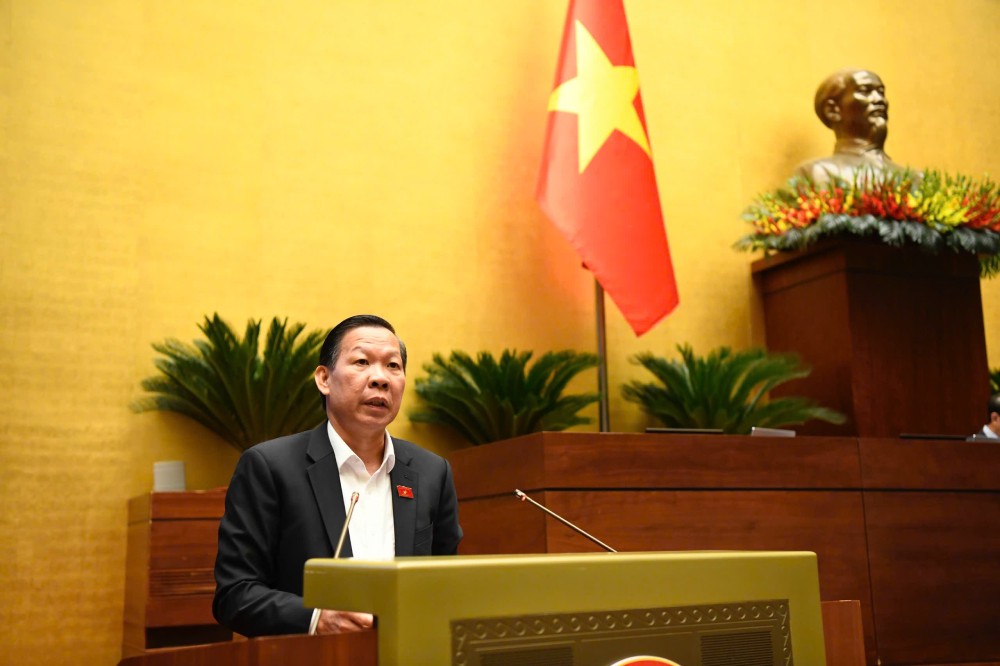 رئيس اللجنة الاقتصادية والمالية يستعرض محتويات الخطة الرئيسية وخطة تقسيم المناطق. تصوير: فام دونغ