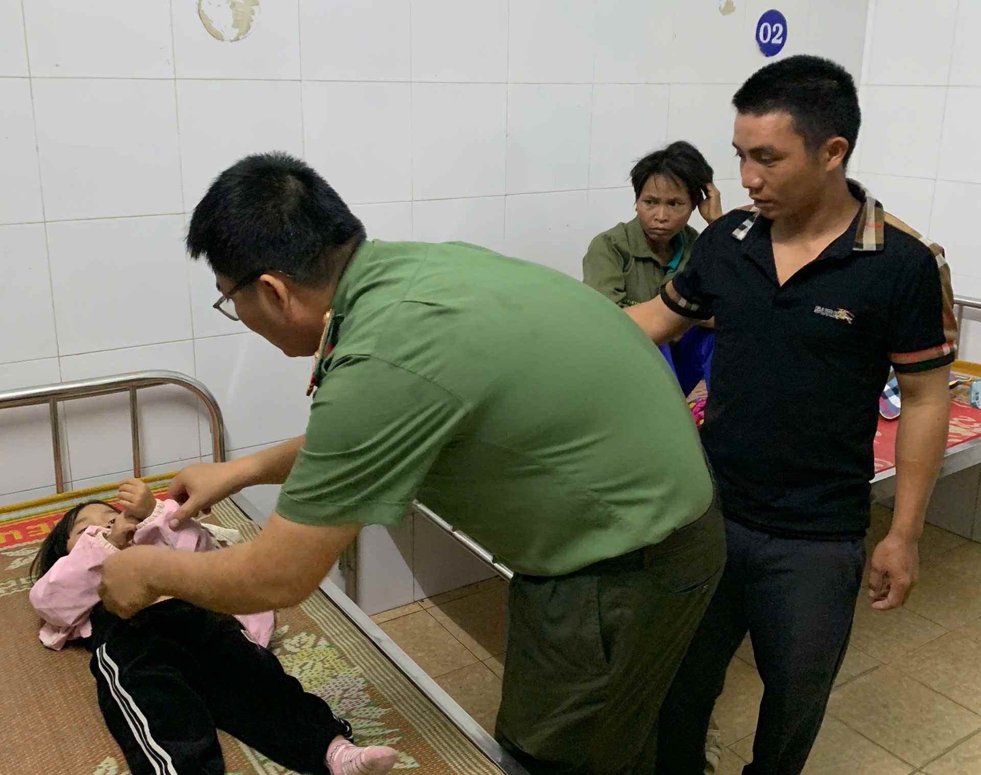La fuerza policial recorre el bosque y se mueve bajo la tormenta para llevar al bebe de 3 años al hospital para recibir tratamiento de emergencia. Foto: Proporcionada por la policia