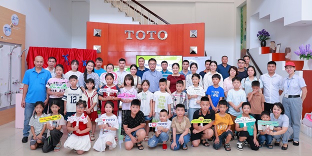 Chuyen tham quan nha may cua con em cong nhan vien TOTO (Nguon: TOTO Viet Nam)