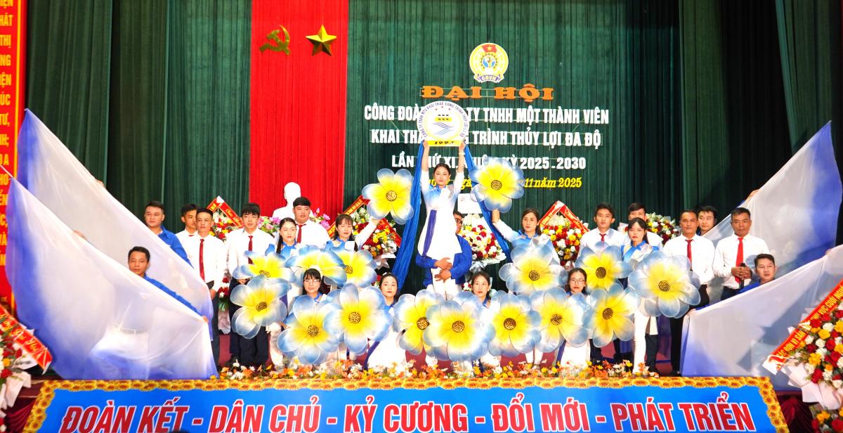 Can bo doan vien hat mua mung Dai hoi Cong doan cong ty lan thu XI. Ảnh: Mai Dung