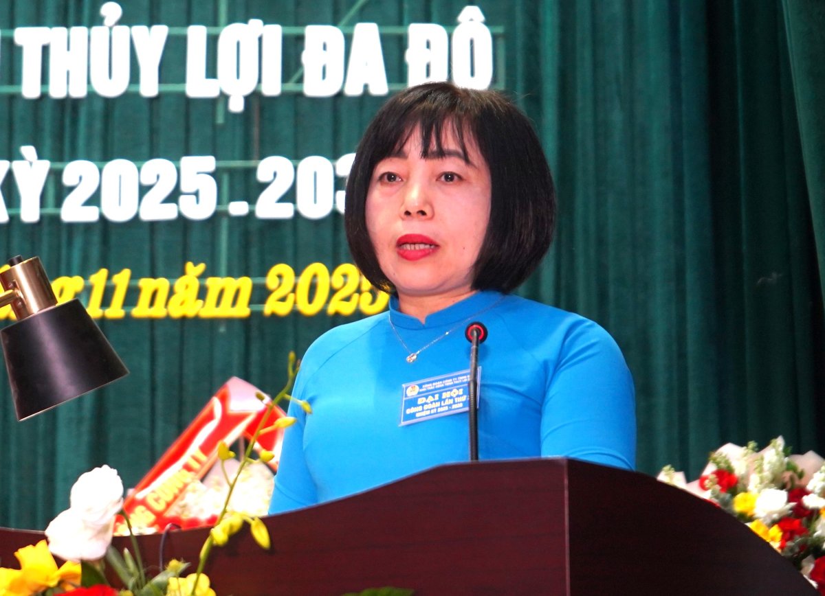 Ba Tran Thi Lan Anh - Chu tich Cong doan Cong ty TNHH Khai thac cong trinh thuy loi Da Do khoa X phat bieu khai mac Dai hoi. Ảnh: Mai Dung