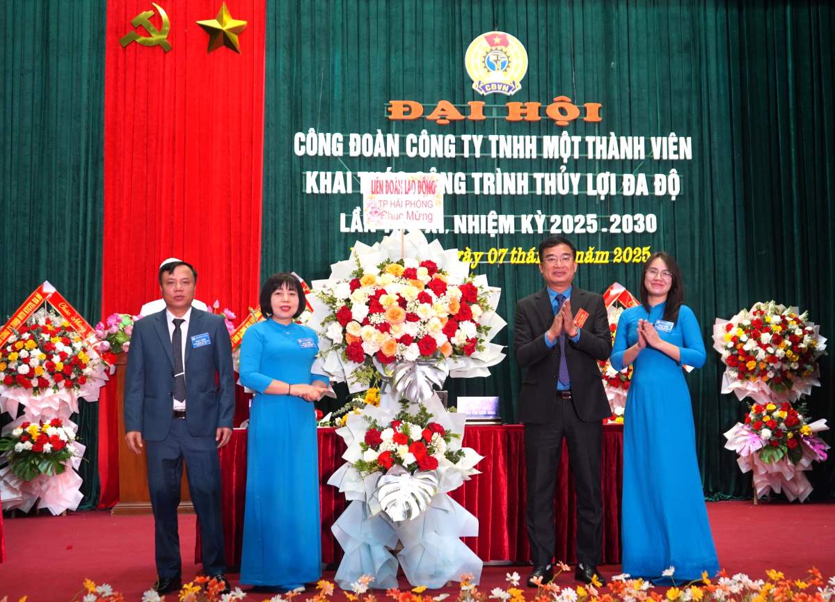 Dai dien LDLD TP Hai Phong tang hoa chuc mung Dai hoi. Ảnh: Mai Dung