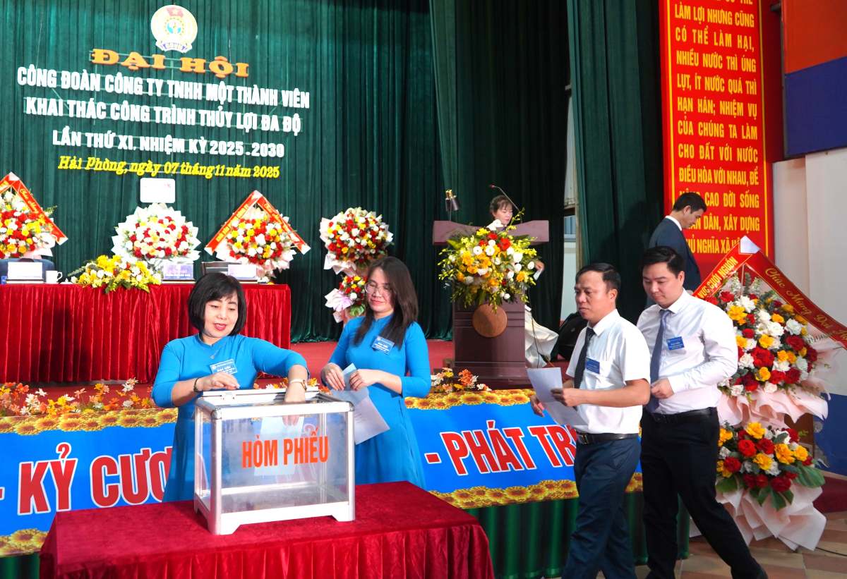 The delegates attended the Executive Committee of the Trade Union of Da Do Floating Waterway Exploitation Company Limited, Hai Phong. Photo: Mai Dung