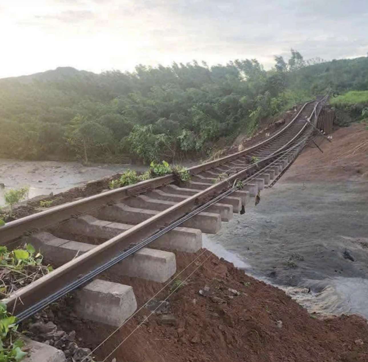 폭우로 인해 철도 노반이 유실되어 승객들은 닥락과 잘라이를 거쳐 환승해야 했습니다. 사진: 베트남 철도