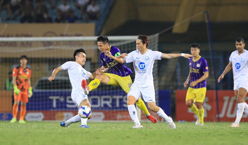Nam Dinh meets Hanoi in round 11 of V.League. Photo: Minh Dan