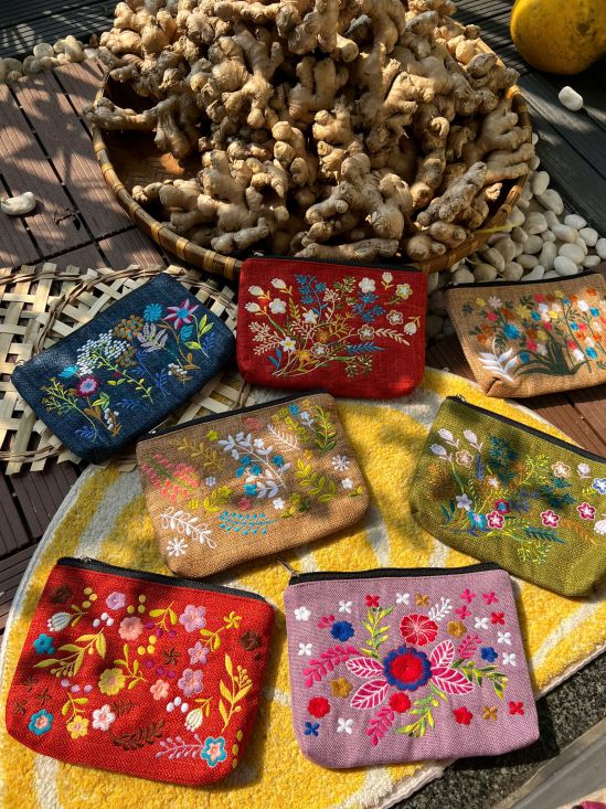 Cac san pham theu ren thu cong rat ti mi va ky cong. Anh: Nhan vat cung cap