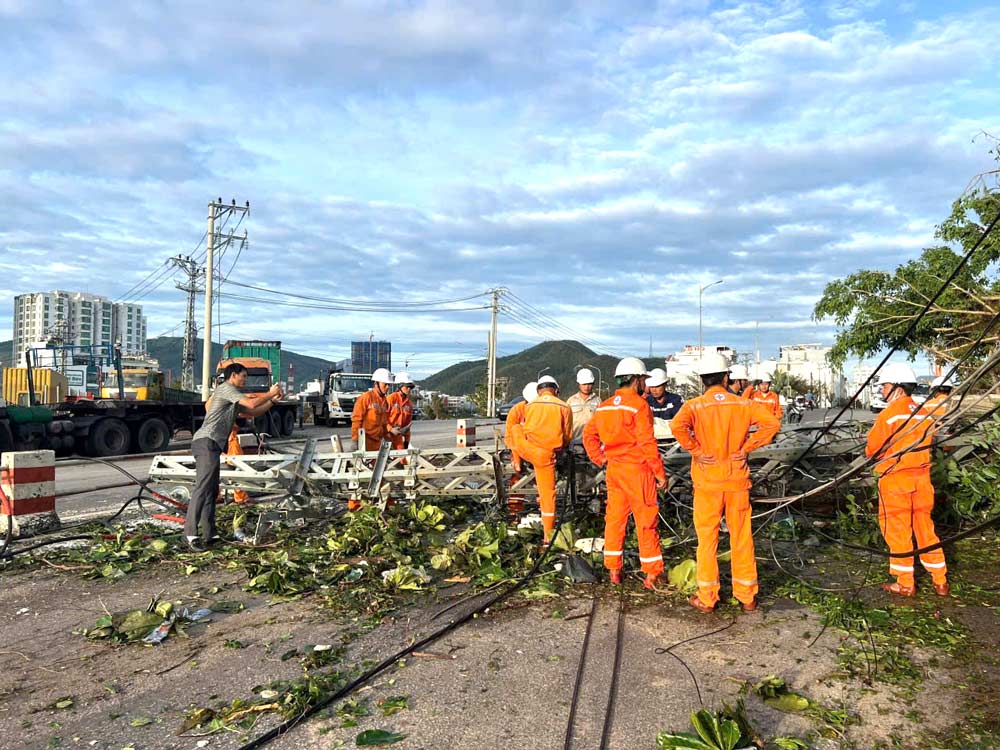 The Central Power Corporation (EVNCPC) mobilized more than 1,300 human resources to urgently restore power supply to people after storm No. 13. Photo: EVNCPC