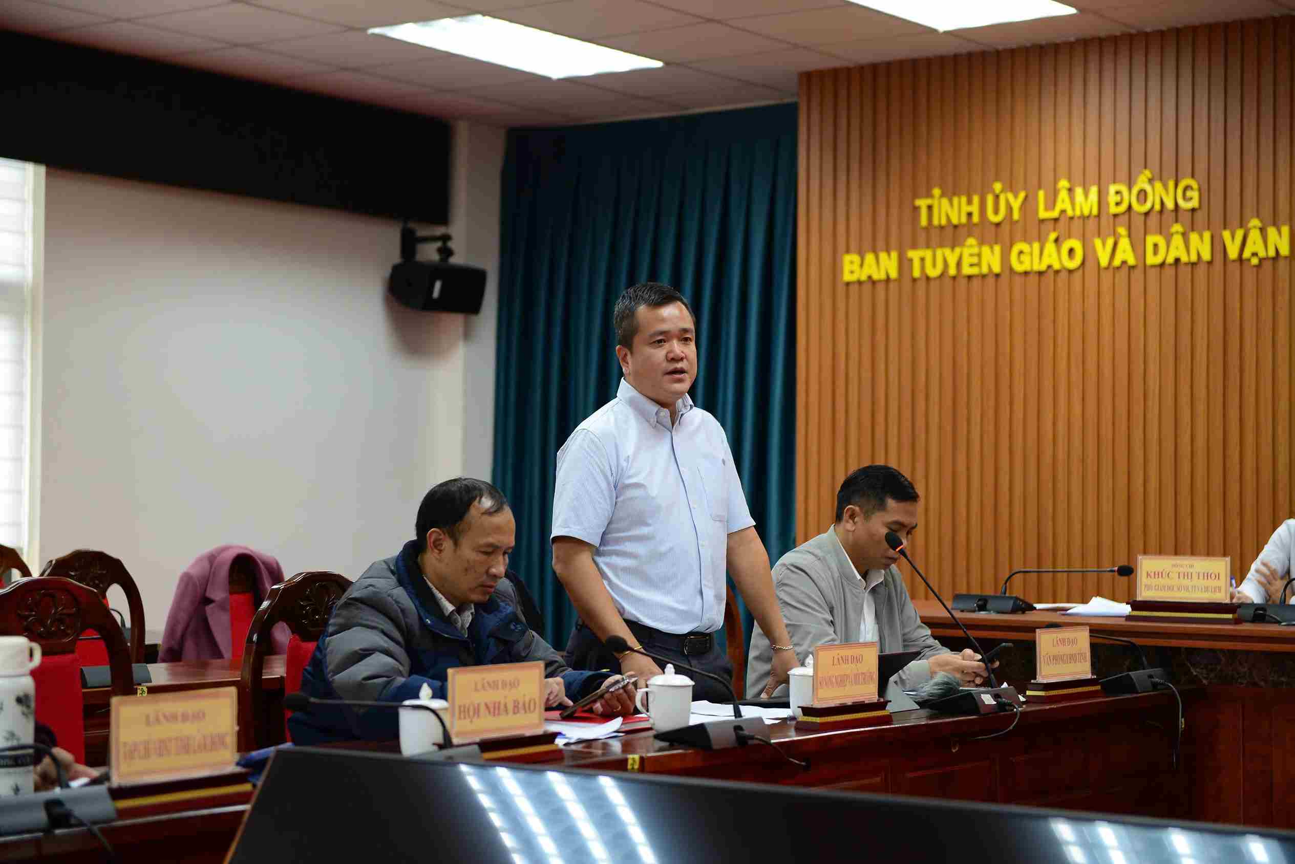 Ong Nguyen Ha Loc, Pho giam doc So Nong nghiep va Moi truong tinh Lam Dong tra loi cac van de lien quan den vu vo ho chua nuoc. Anh: Phuc Khanh