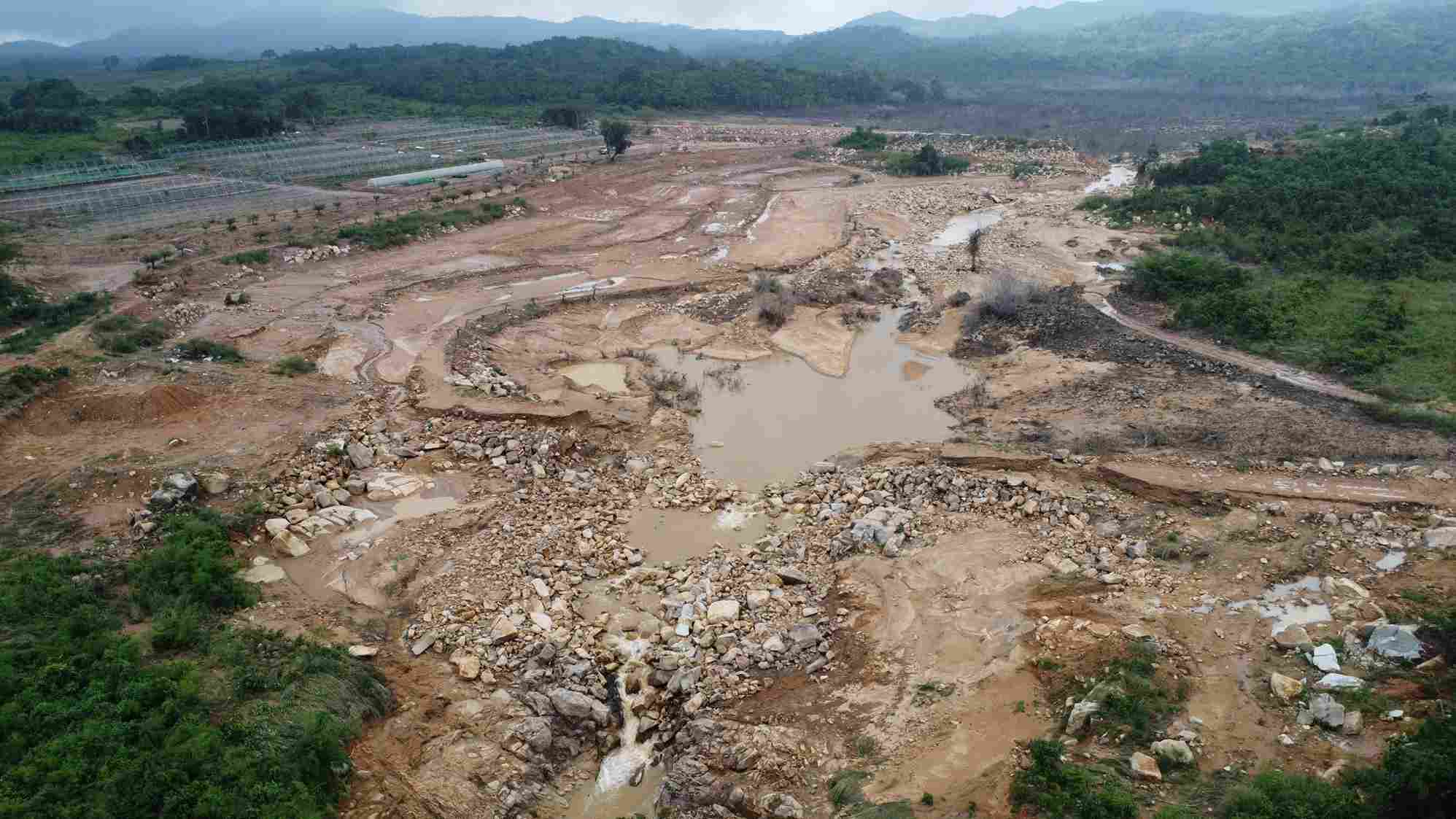 The reservoir illegally built on the mountain in Tuy Phong commune (Lam Dong) caused serious flash floods. Photo: Phuc Khanh