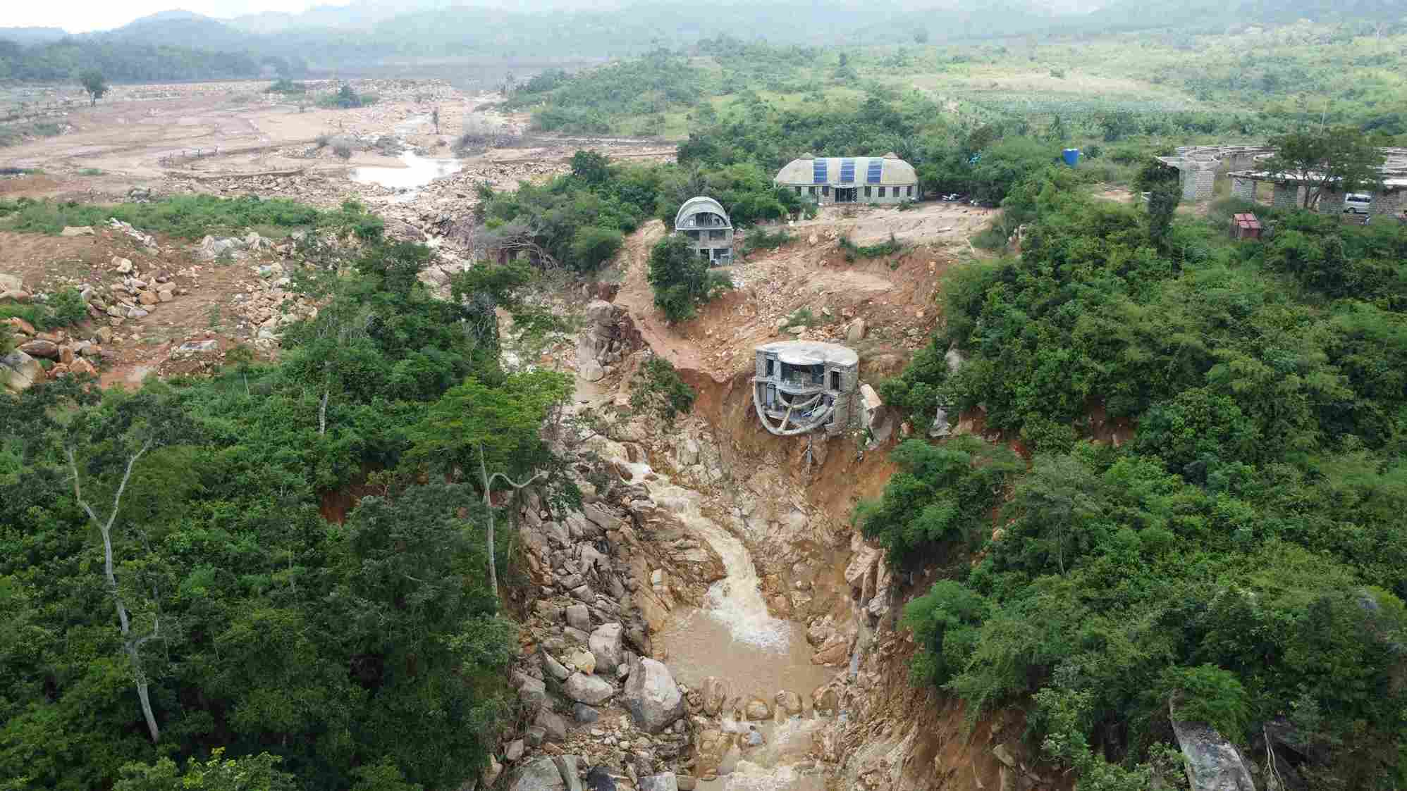 Ho chua nuoc tren nui cua Cong ty Trang trai Viet Phong Phu bi vo gay lu quet nghiem trong. Anh: Phuc Khanh