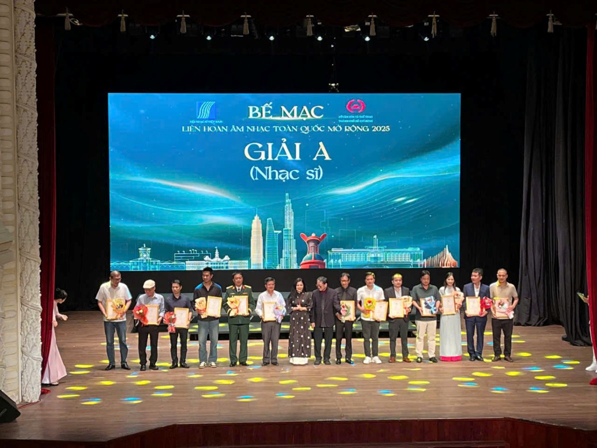 Nhac si Duc Phu va cac dong nghiep nhan Giai A tai Lien hoan am nhac toan quoc mo rong nam 2025. Anh: NVCC