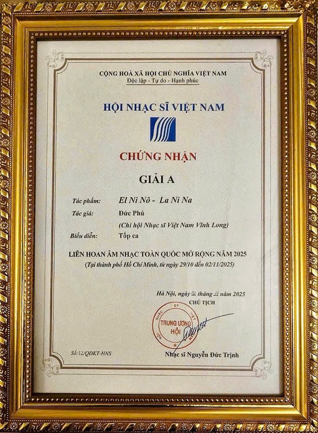 Chung nhan Giai A cho nhac pham El Ni No - La Ni Na. Anh: NVCC