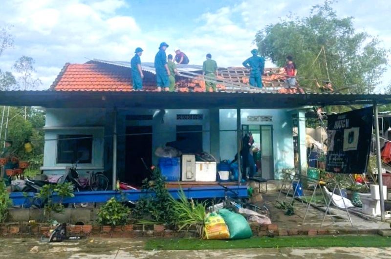 Luc luong xung kich giup dan lop lai mai nha bi toc mai, sau bao so 13 tai phuong Ban Thach, TP. Da Nang. Anh: Truong An