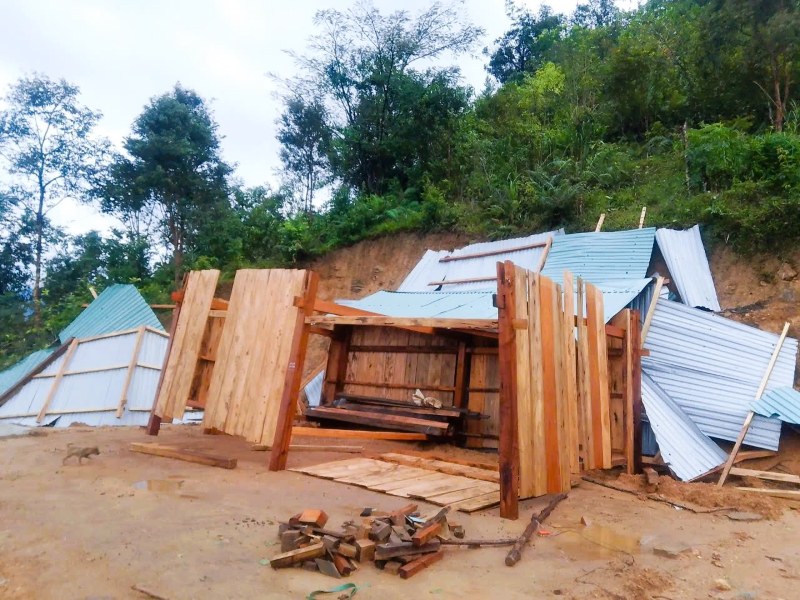 Tai xa mien nui Tra Tap, Da Nang co 17 nha toc mai, hu hong sau bao 13 Kalmaegi. Anh: Truong An
