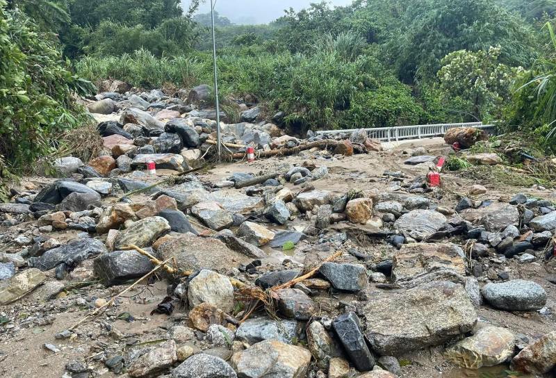 Duong giao thong tai Tra Linh bi hu hong nang. Anh: Truong An