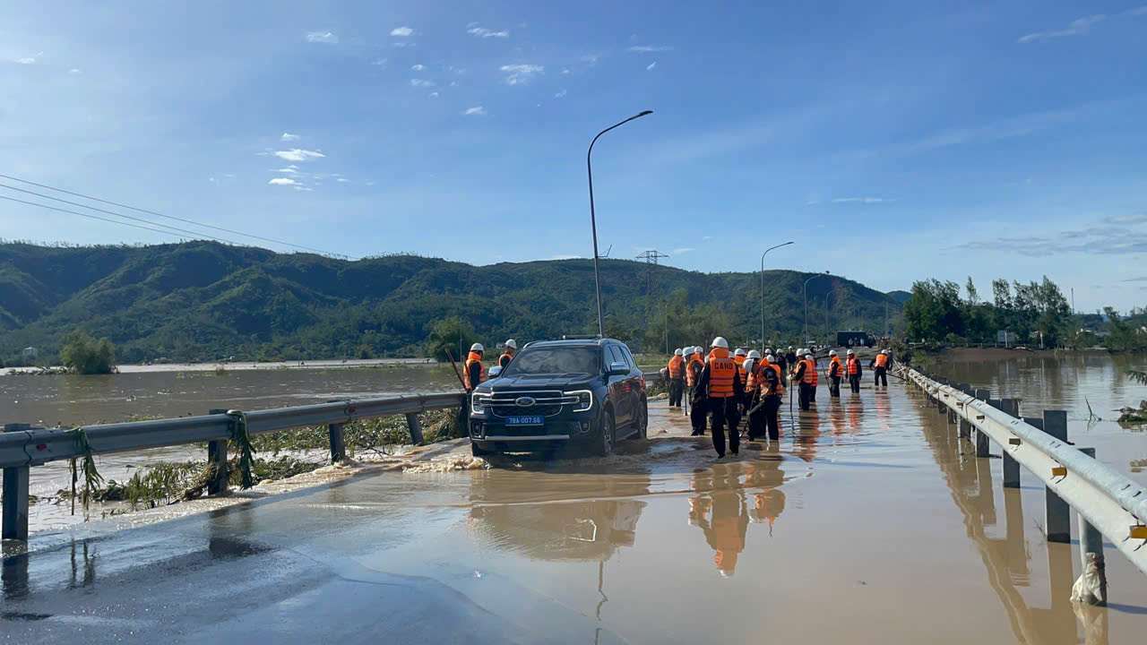 Mot so tuyen duong giao thong khu vuc phia Dong tinh van con ngap lut. Anh: Cong an cung cap
