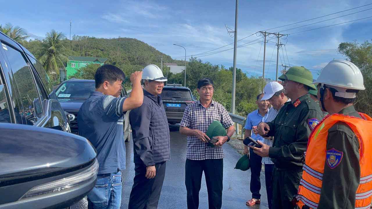 Lanh dao UBND tinh, Cong an tinh ve vung thien tai ho tro ba con. Anh: Cong an cung cap