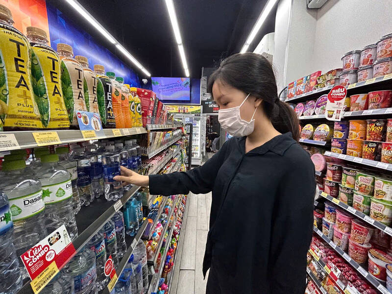 Applying modern technology is considered an inevitable direction to help beverage businesses adapt to new trends. Photo: Ha May