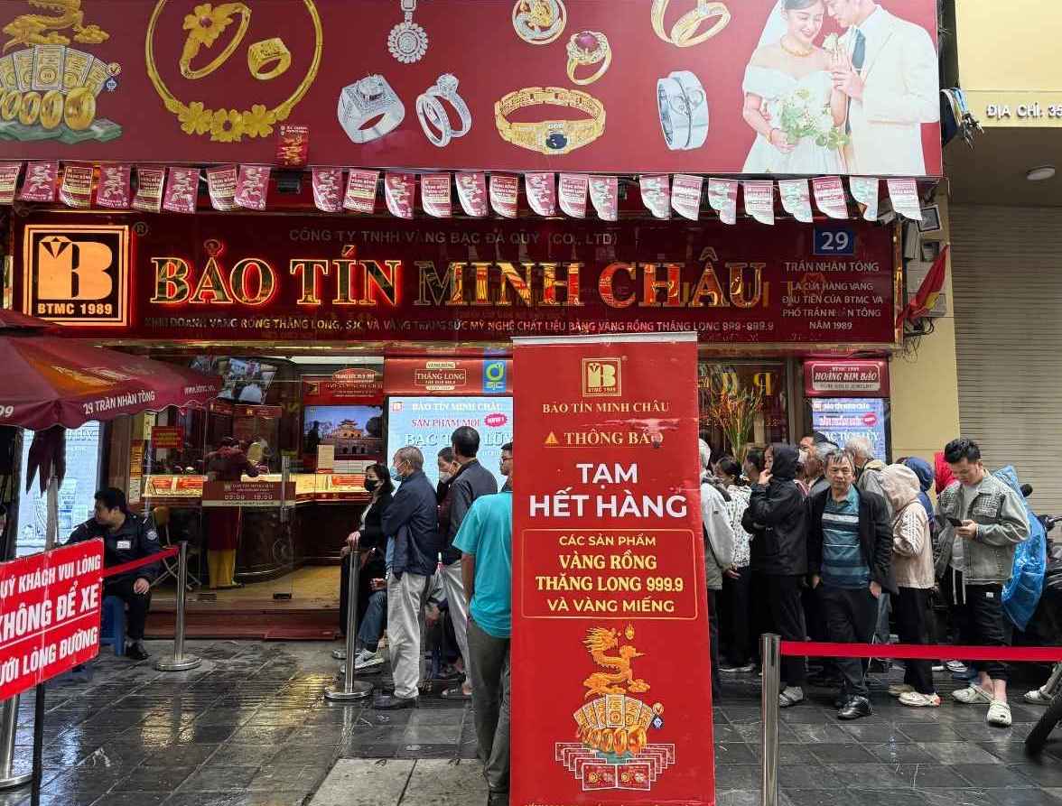Ngay 7.11, nhieu tiem vang tam ngung ban ra, nguoi dan van xep hang dai cho mua. Anh: Phuong Anh 