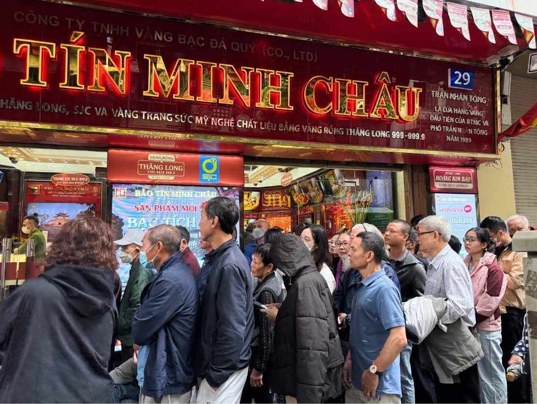 Nguoi dan xep hang dai cho mua vang. Anh: Phuong Anh
