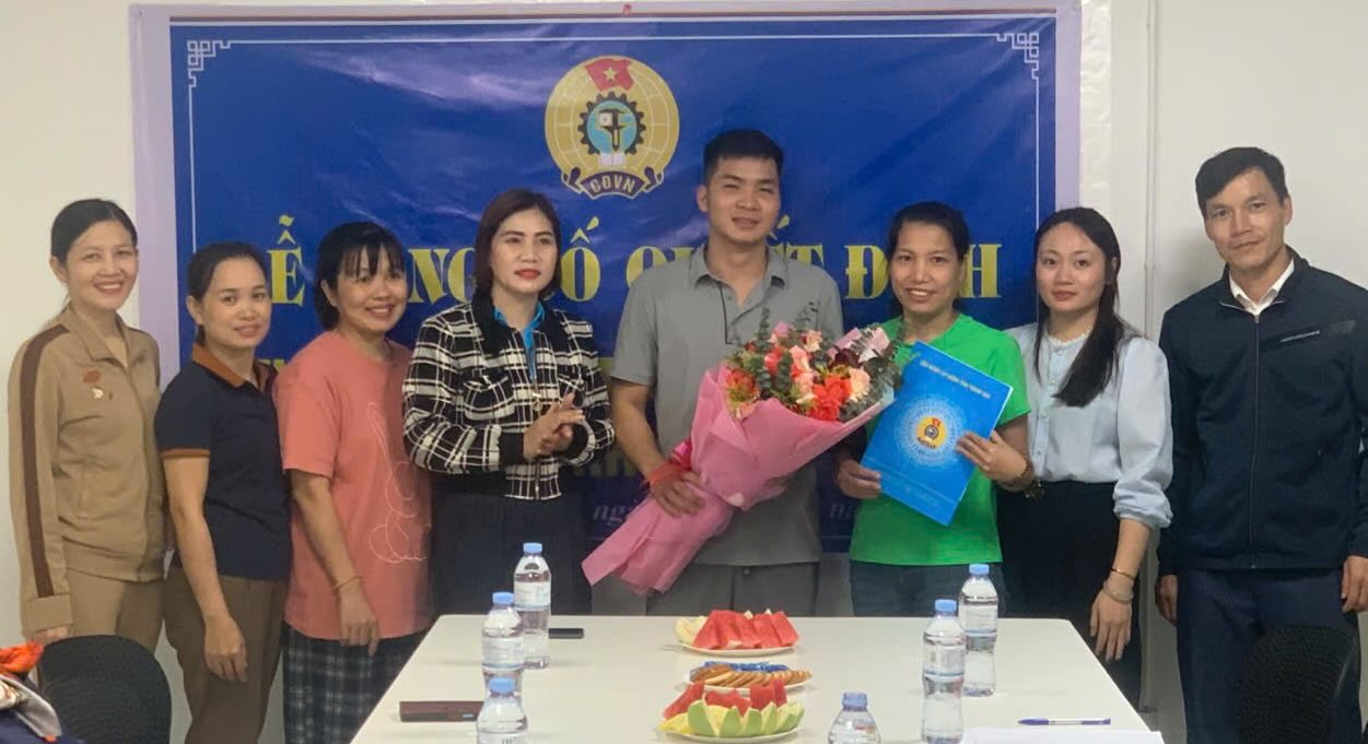 Comrade Duong Thi Thanh - Chairwoman of Nga Son Commune Trade Union presented the decisions to the Saeva Vina Company Limited Trade Union. Photo: Thanh Hoa Trade Union