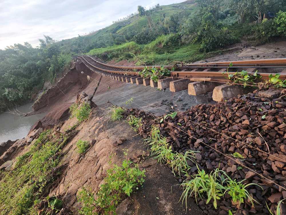 嵐の後に流され、路盤が侵食されたフックランヴァン～ヴァンカイン地域を通過する鉄道の画像 No. 13。写真: Vietnam Railways