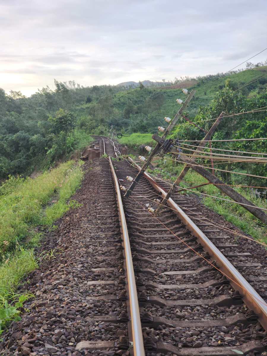 He thong cot dien gay do, thong tin duong sat bi anh huong nang sau bao so 13. Anh: Duong sat Viet Nam