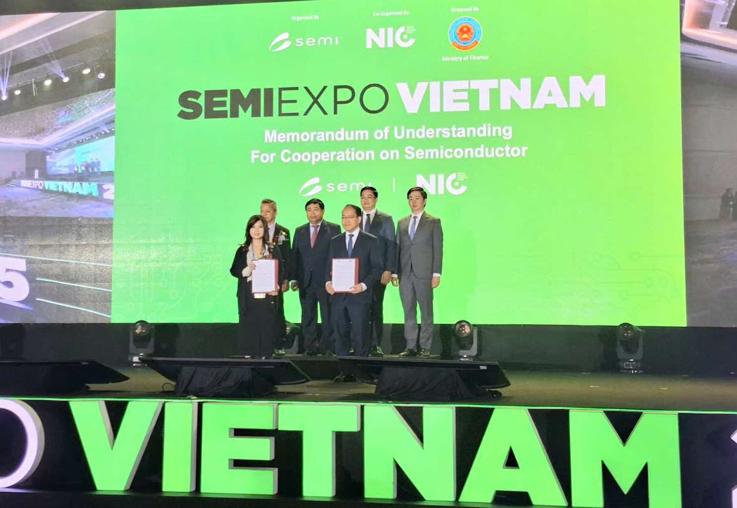 Le trao bien ban ghi nho tai. Anh: Tuyet Lan