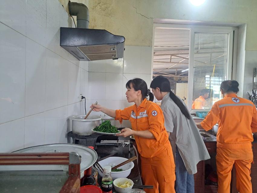 Women workers of the Cam Xuyen Power Management Team cooked rice for workers in the area to overcome storm No. 10. Photo: Cao Thao