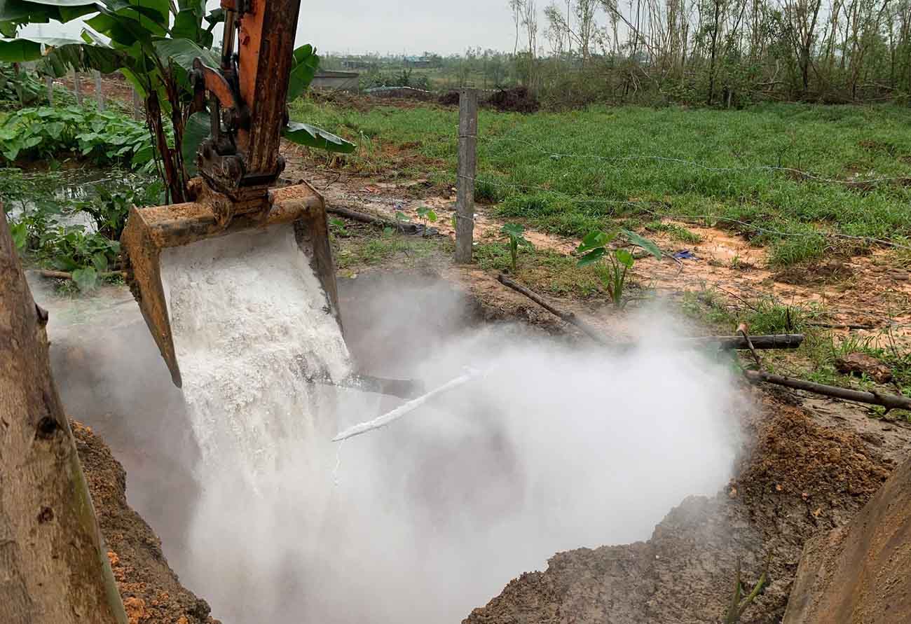 Dung voi de khu trung khi tieu huy lon chet. Anh: Hoang Anh.