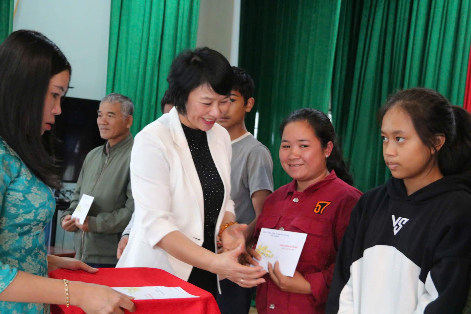 Pho Bi thu Tinh uy, Chu tich Uy ban MTTQ Viet Nam tinh Lam Dong Pham Thi Phuc trao tang qua cho nguoi kho khan tren dia ban tinh. Anh: Phuc Khanh