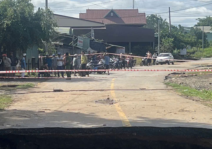 Nguoi dan chua the di chuyen qua vi tri cau bi hu hai. Anh: Thanh Tuan