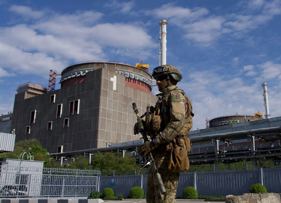Russian soldiers stand guard outside the Zaporizhzhia nuclear power plant, May 1, 2022. Photo: AFP
