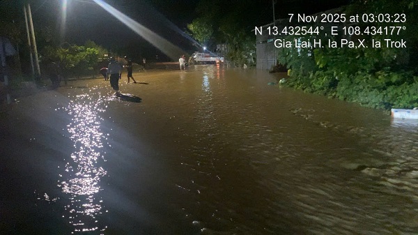 Many national highways and expressways were flooded after storm No. 13. Photo: Vietnam Road Administration