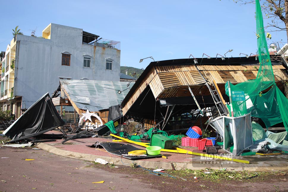 Langs de straten Tay Son, Hoang Van Thu, Ngo May, Nguyen Trung Tin, Nguyen Thi Dinh en Xuan Dieu werden huizen door de wind uit elkaar gerukt, werden veel daken weggeblazen en werden bomen ontworteld, waardoor de weg werd geblokkeerd en er files ontstonden. Veel restaurants en cafés werden volledig door de wind weggeblazen en hun bezittingen raakten zwaar beschadigd. Foto: Hoai Phuong