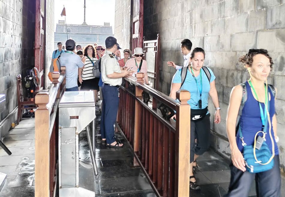 洪水後の遺跡を訪れる観光客。写真：ベト・チュン.